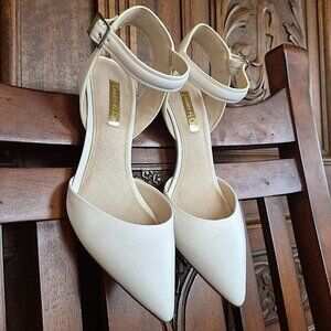 NIB Louise et Cie Leather Heels